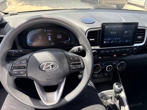 Used 2024 Hyundai Venue SE FWD image 18
