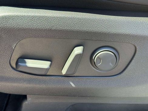 Used 2024 Kia Carnival LX FWD image 17