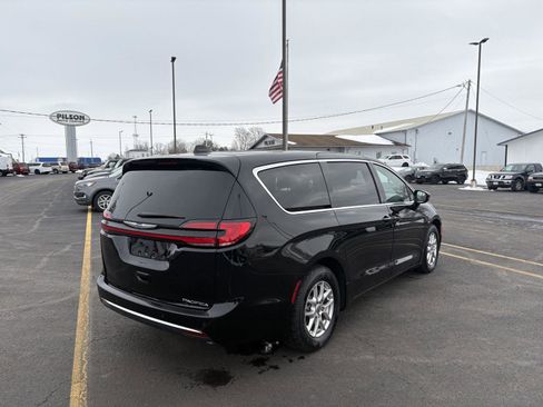 Used 2024 Chrysler Pacifica Touring-L image 24