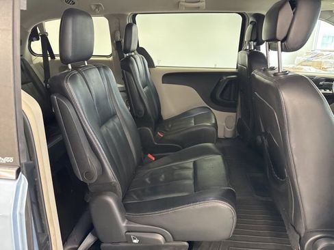 Used 2013 Chrysler Town & Country Touring image 27