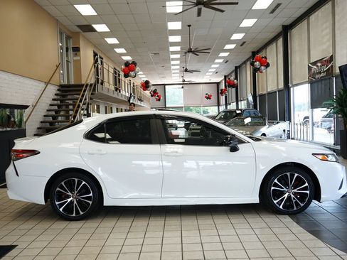 Used 2019 Toyota Camry SE FWD image 17