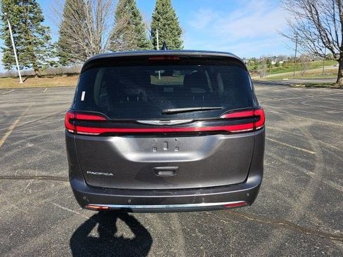 Used 2023 Chrysler Pacifica Touring-L image 5