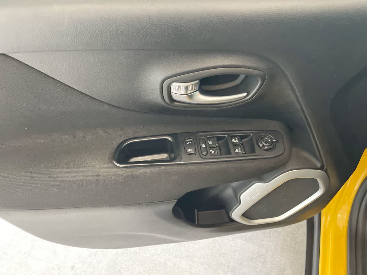Used 2018 Jeep Renegade Latitude w/ Cold Weather Group AWD/4WD image 13