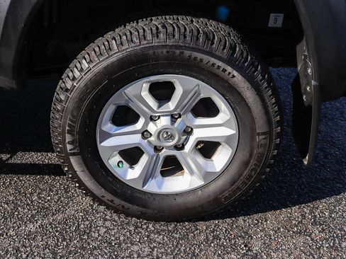 Used 2019 Toyota Tacoma TRD Off-Road w/ Technology Package image 11