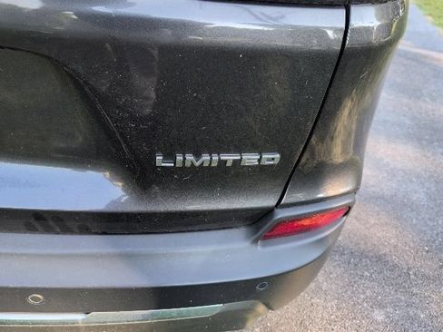 Used 2019 Jeep Cherokee Limited w/ Luxury Group AWD/4WD image 7