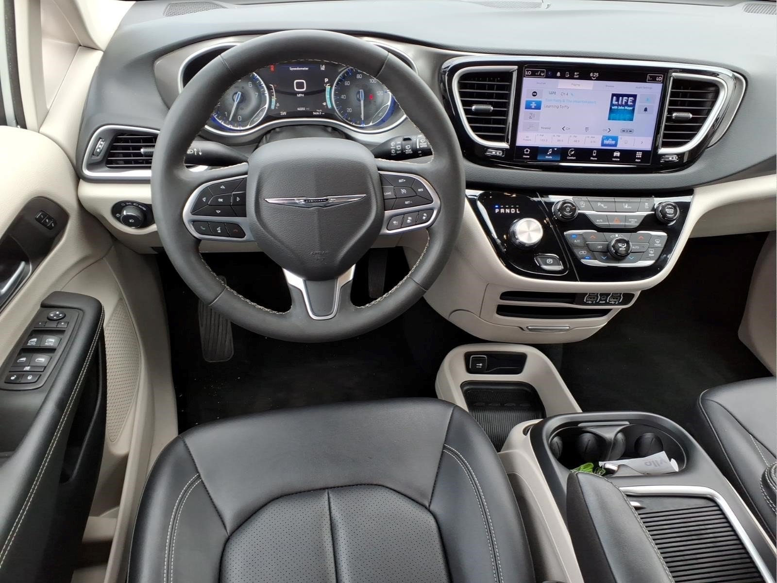 Used 2024 Chrysler Pacifica Touring-L FWD image 9