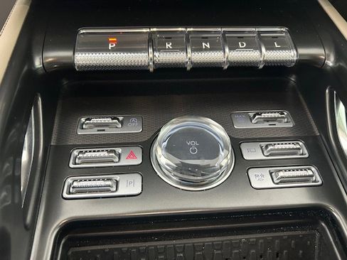 Used 2025 Lincoln Nautilus Premier AWD/4WD image 21