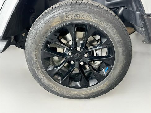 Used 2023 Jeep Wrangler Unlimited Sahara AWD/4WD image 11