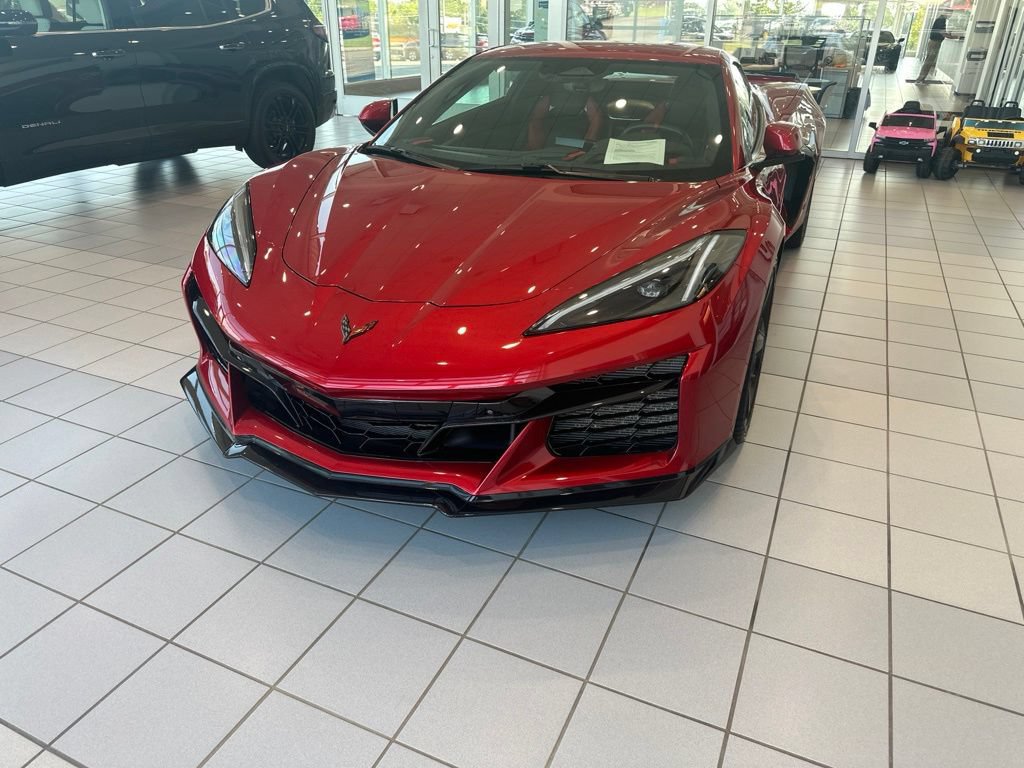 Used 2025 Chevrolet Corvette Z06 RWD image 3