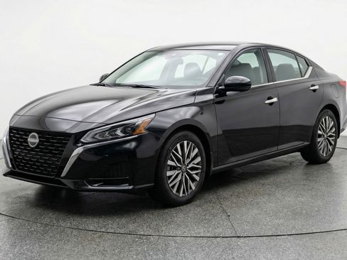 Used 2025 Nissan Altima 2.5 SV FWD image 3