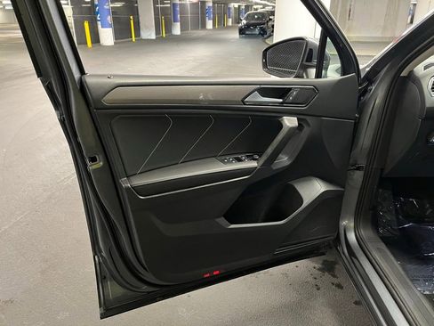 Used 2023 Volkswagen Tiguan SE w/ Panoramic Sunroof Package image 17