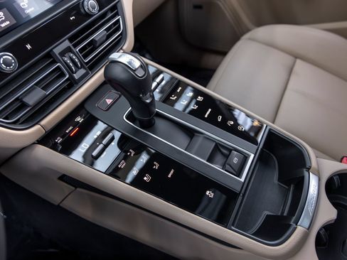 Certified 2026 Porsche Macan AWD/4WD image 37