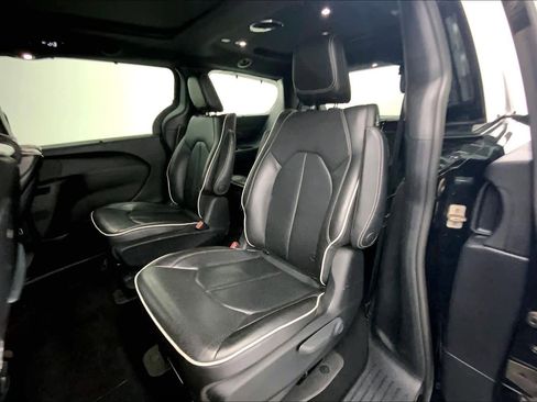Used 2021 Chrysler Pacifica Limited w/ Uconnect Theater Family Group image 15