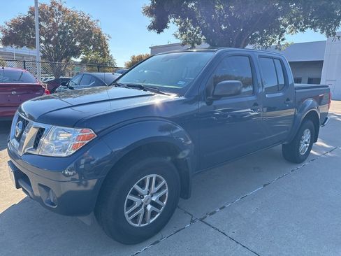 Used 2015 Nissan Frontier SV image 2