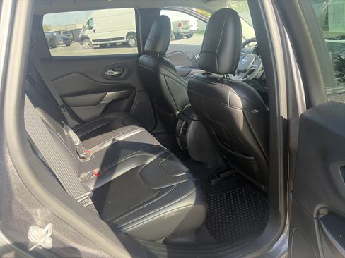 Used 2019 Jeep Cherokee Latitude Plus w/ Comfort/Convenience Group AWD/4WD image 24