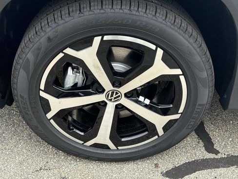 Used 2025 Volkswagen Tiguan SE image 4