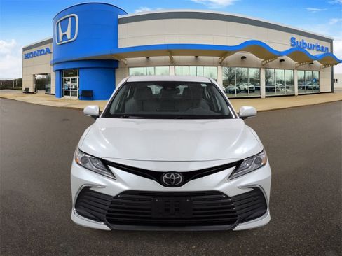 Used 2023 Toyota Camry XLE image 3