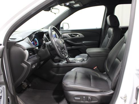 Used 2022 Chevrolet Traverse LT FWD image 3
