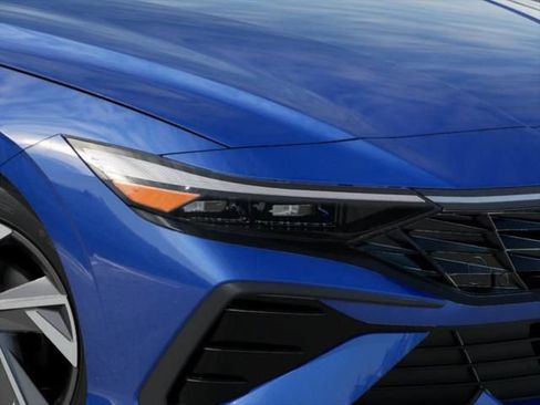 Used 2025 Hyundai Elantra Limited FWD image 11