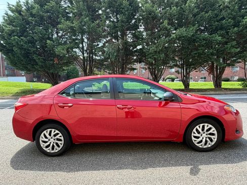 Used 2017 Toyota Corolla LE w/ Carpet Mat Package (TMS) FWD image 8