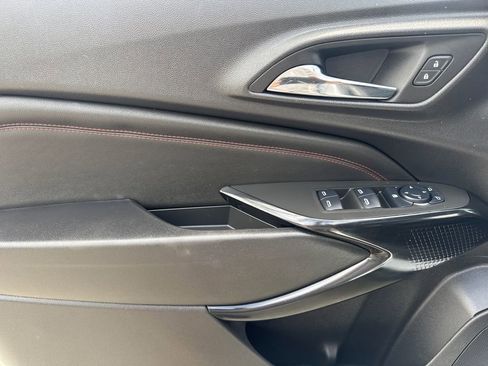 Used 2025 Chevrolet Trax RS w/ Sunroof Package FWD image 19