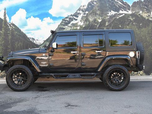 Used 2012 Jeep Wrangler Unlimited Sahara w/ Dual Top Group AWD/4WD image 7
