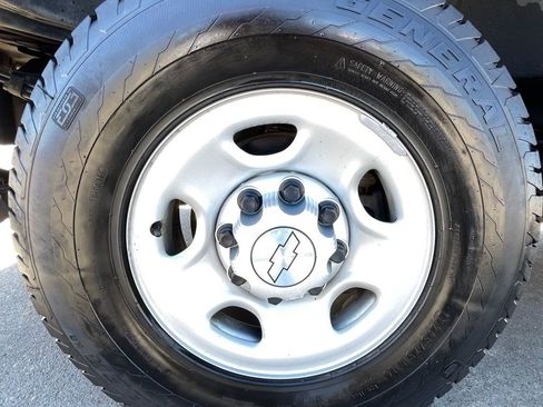 Used 2017 Chevrolet Express 2500 Extended image 16