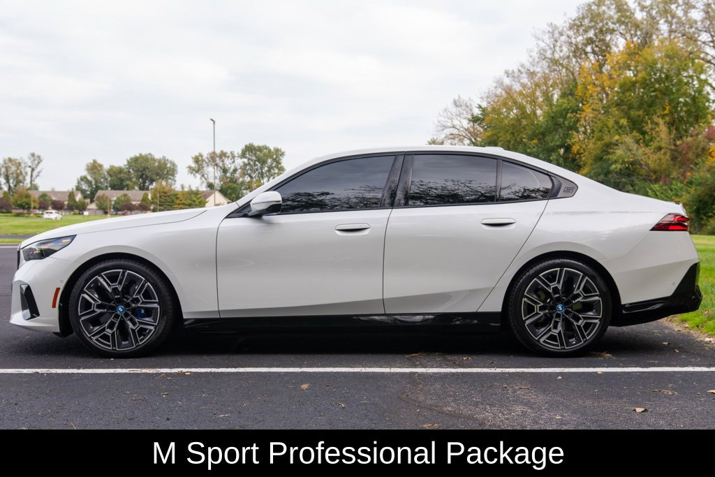 Used 2025 BMW i5 xDrive40 w/ M Sport Package AWD/4WD image 3