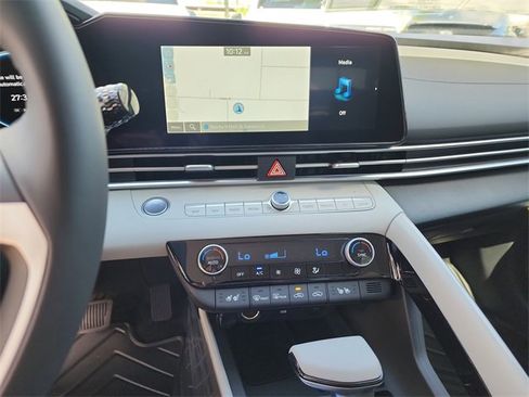 New 2025 Hyundai Elantra Limited image 18