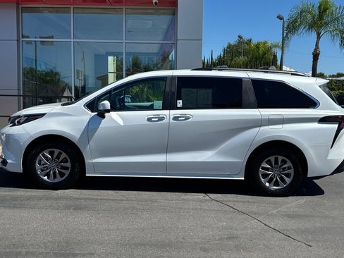 Used 2026 Toyota Sienna XLE FWD image 9