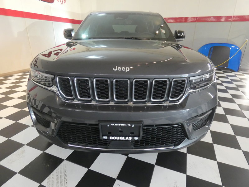 Used 2025 Jeep Grand Cherokee Laredo X AWD/4WD image 3