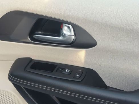 Used 2024 Chrysler Pacifica Touring-L FWD image 27
