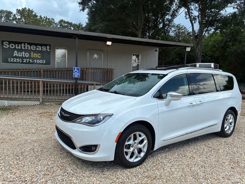 Used 2020 Chrysler Pacifica Limited image 1