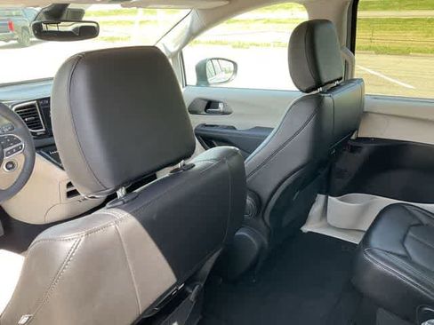 Used 2023 Chrysler Pacifica Touring-L image 14