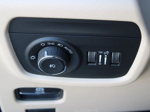 New 2026 Jeep Grand Cherokee L Limited w/ Limited Altitude Package AWD/4WD image 32