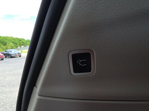 Used 2023 Chrysler Pacifica Touring-L FWD image 32