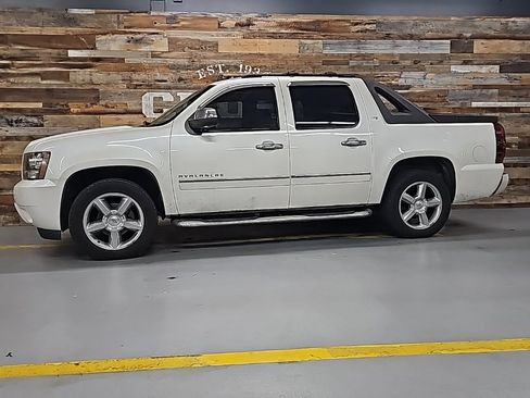 Used 2011 Chevrolet Avalanche LTZ image 14