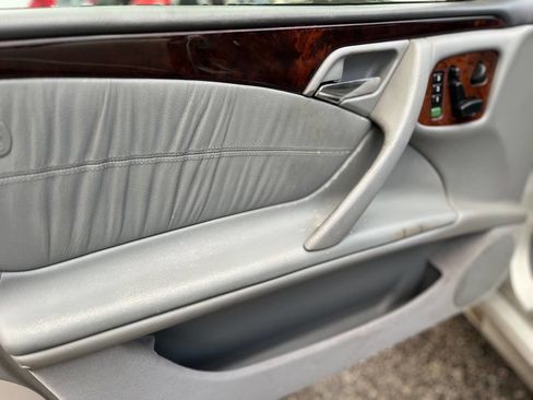 Used 2001 Mercedes-Benz E 320 E 320 4dr Sedan image 9