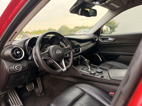 Used 2017 Alfa Romeo Giulia w/ Sport Appearance Package RWD image 10