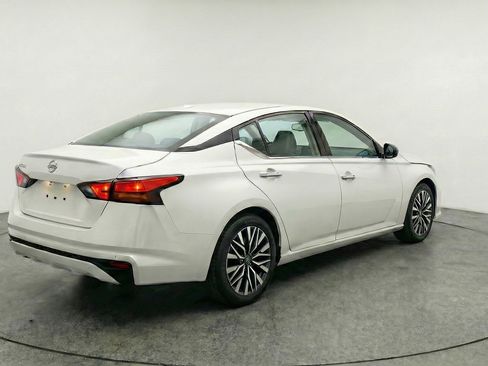 Used 2025 Nissan Altima 2.5 SV image 9