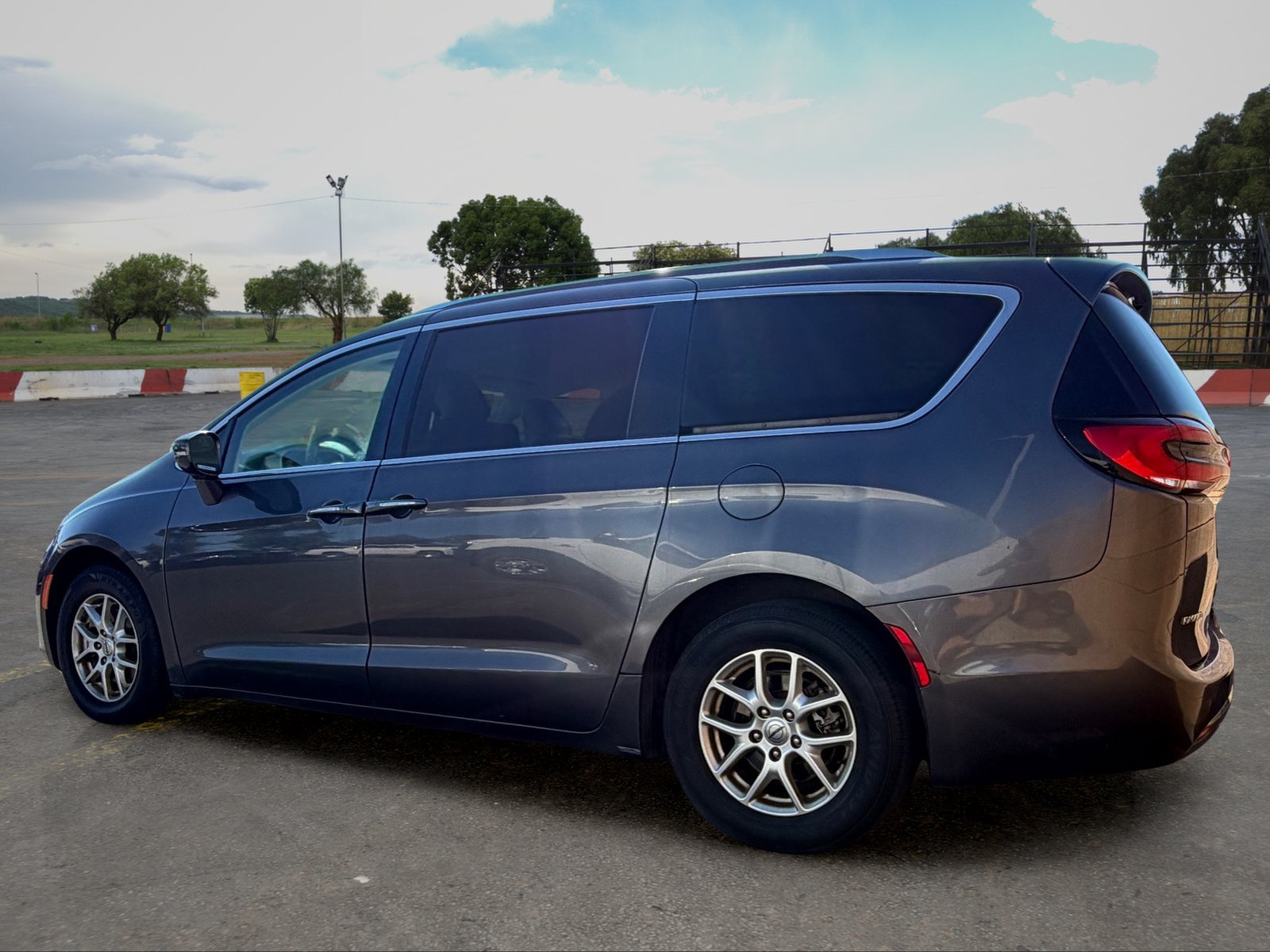 Used 2021 Chrysler Pacifica Touring-L FWD image 4