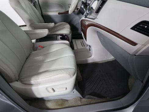Used 2014 Toyota Sienna XLE w/ XLE Premium Package FWD image 26
