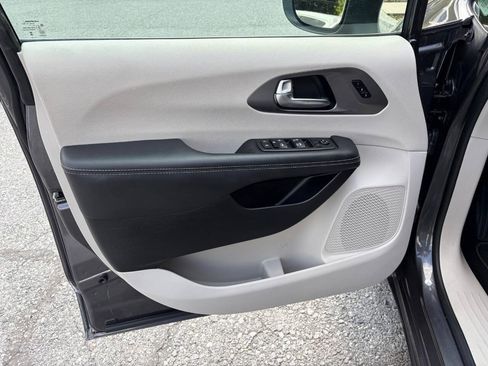 Used 2023 Chrysler Pacifica Touring-L FWD image 38
