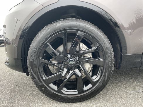 Certified 2024 Land Rover Discovery Dynamic SE image 9