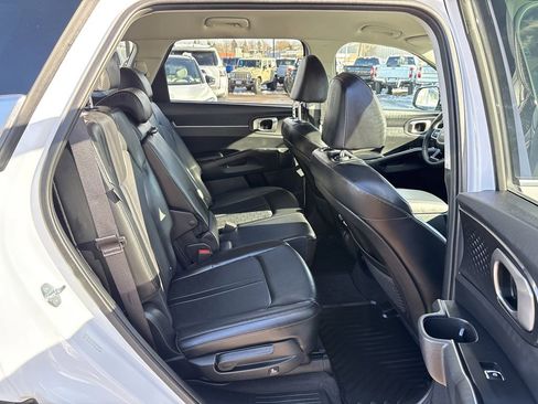 Used 2025 Kia Sorento S image 28