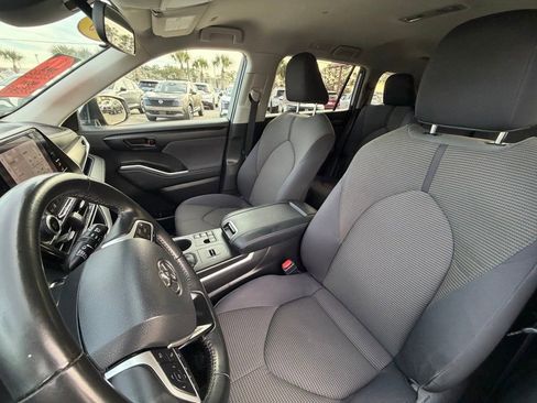 Used 2023 Toyota Highlander LE FWD image 11