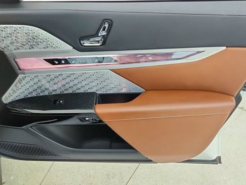 Used 2023 BMW 740i w/ Executive Package image 24