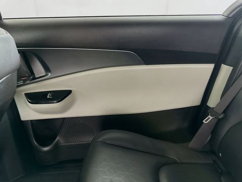 Used 2024 Kia Carnival LX image 31