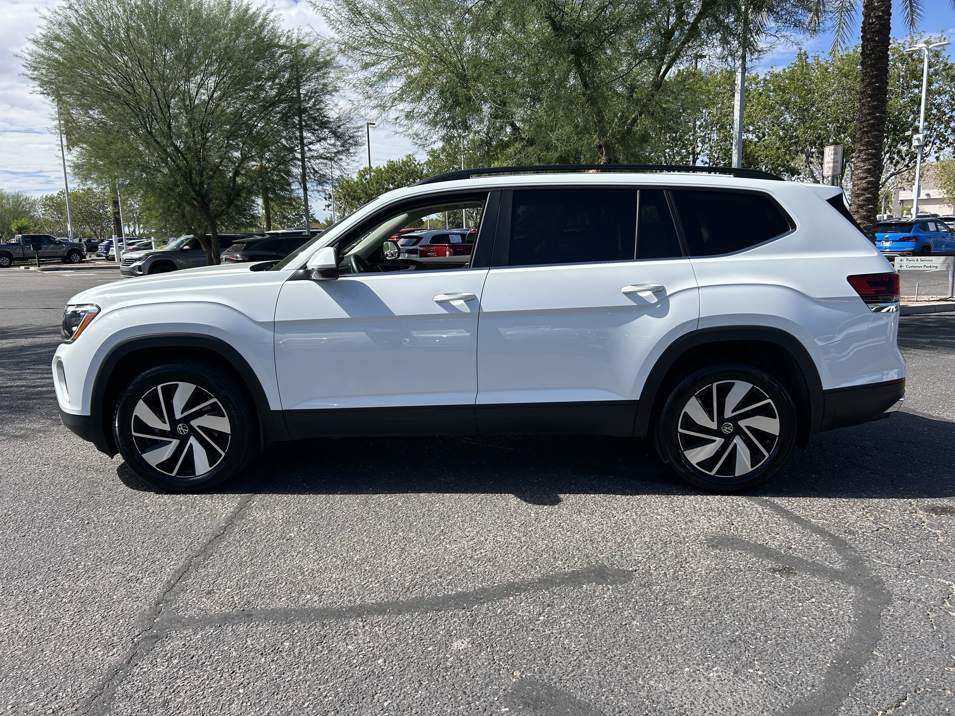 Certified 2025 Volkswagen Atlas SE w/ Panoramic Sunroof Package FWD image 2
