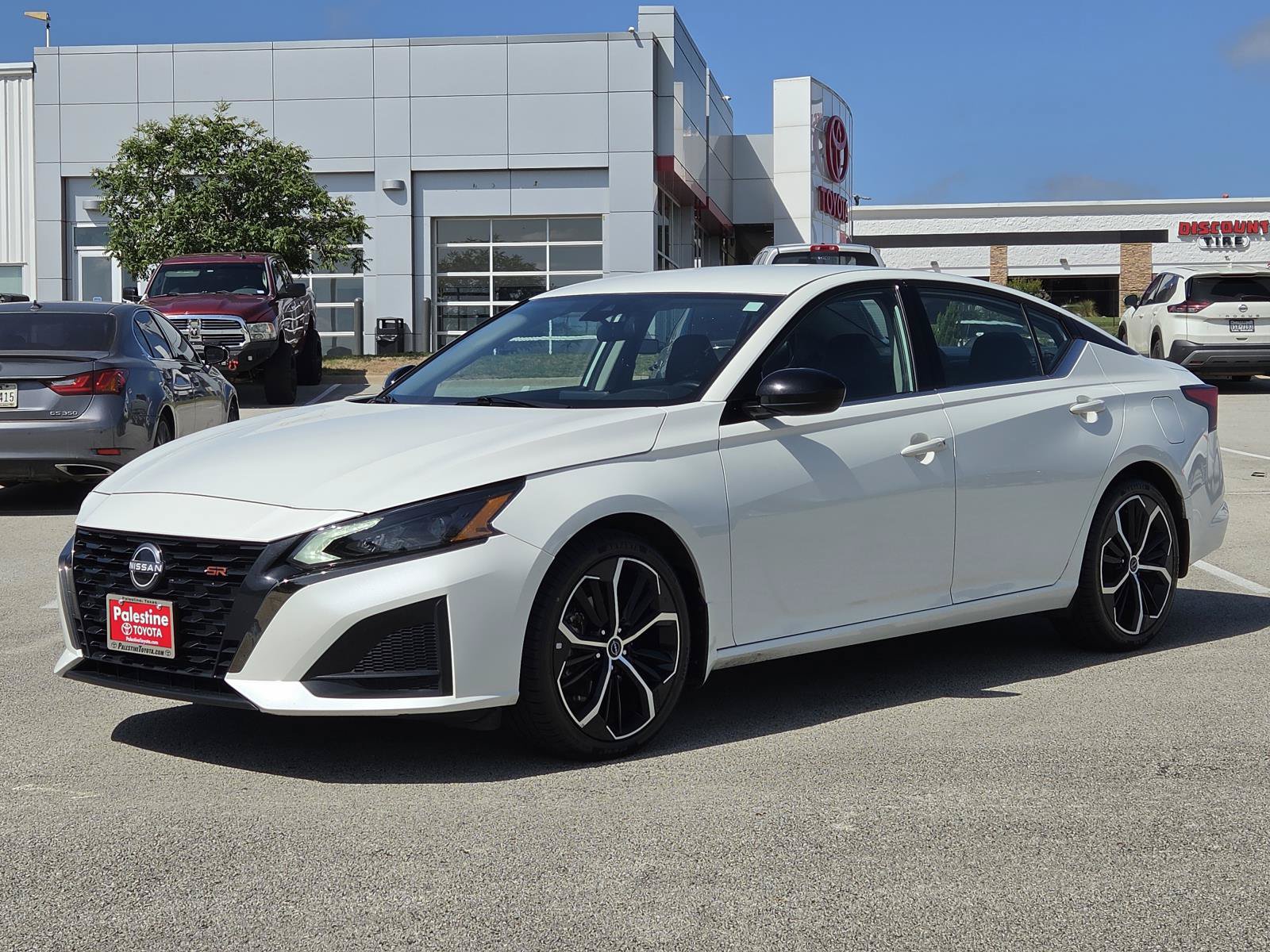 Used 2025 Nissan Altima 2.5 SR FWD image 3